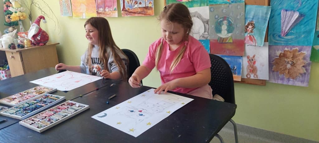 dzieci na zajęciach plastycznych wykonujące pracę