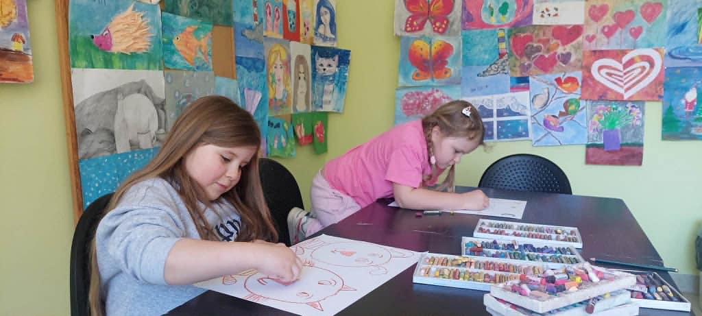 dzieci na zajęciach plastycznych wykonujące pracę