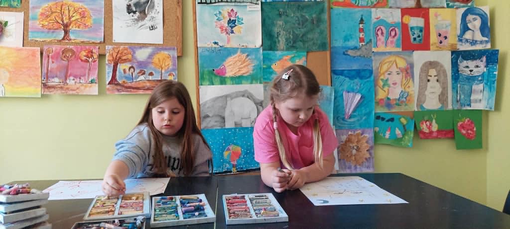 dzieci na zajęciach plastycznych wykonujące pracę