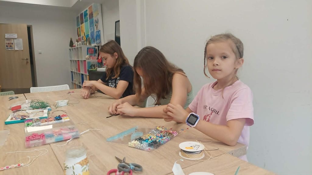 dzieci na warsztatach plastycznych podczas wakacji w domu kultury papiernik w kluczach