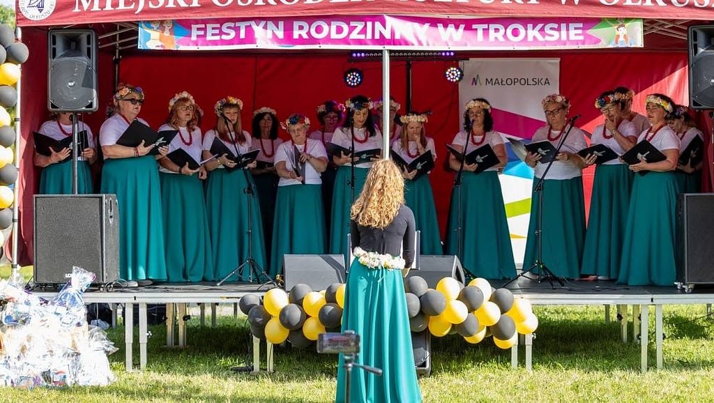 chór Enigma podczas występu na festynie w Troksie