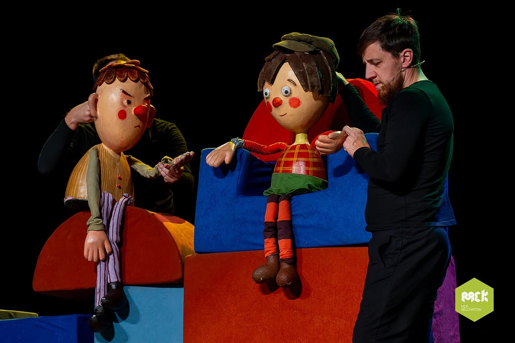aktorzy teatru lalkowego na scenie