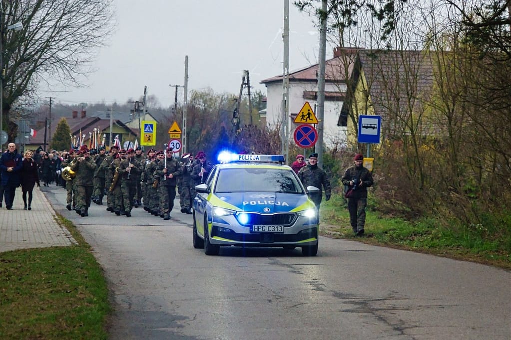przemarsz delegacji na cmentarz w Bydlinie