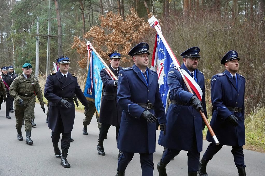 przemarsz delegacji na cmentarz w Bydlinie