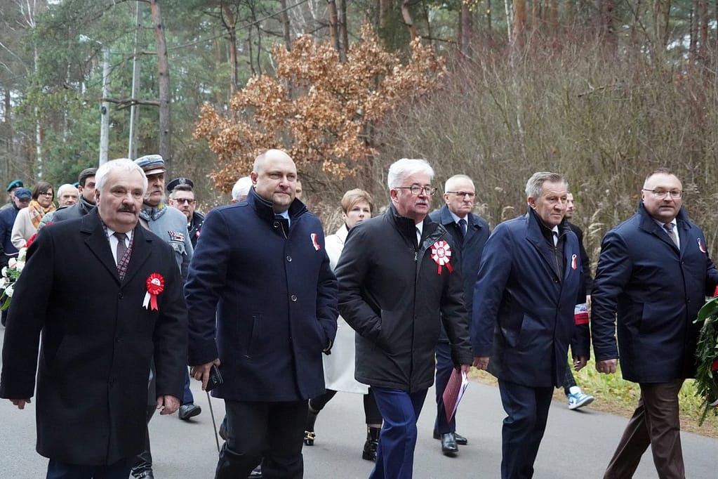 przemarsz delegacji na cmentarz w Bydlinie