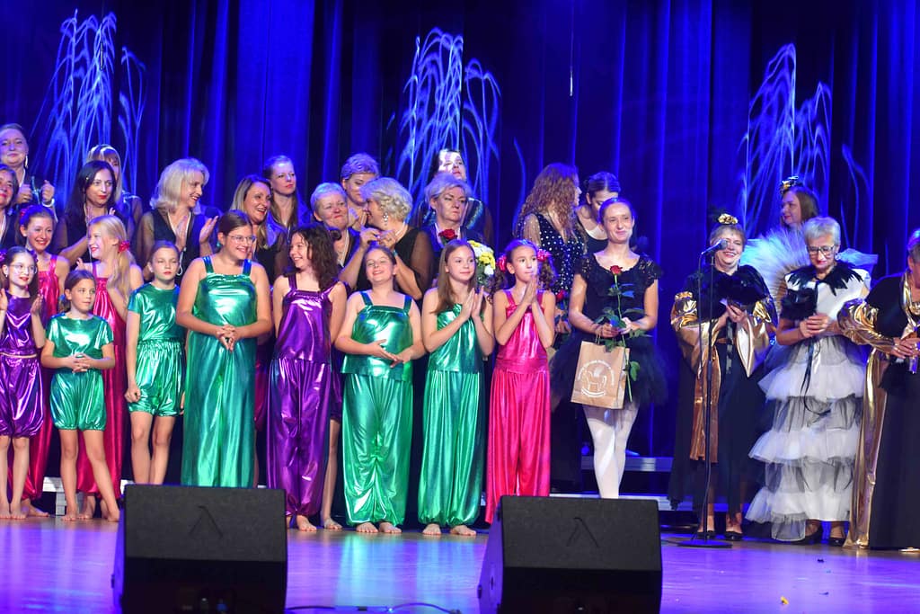 grupa śpiewacza i taneczna