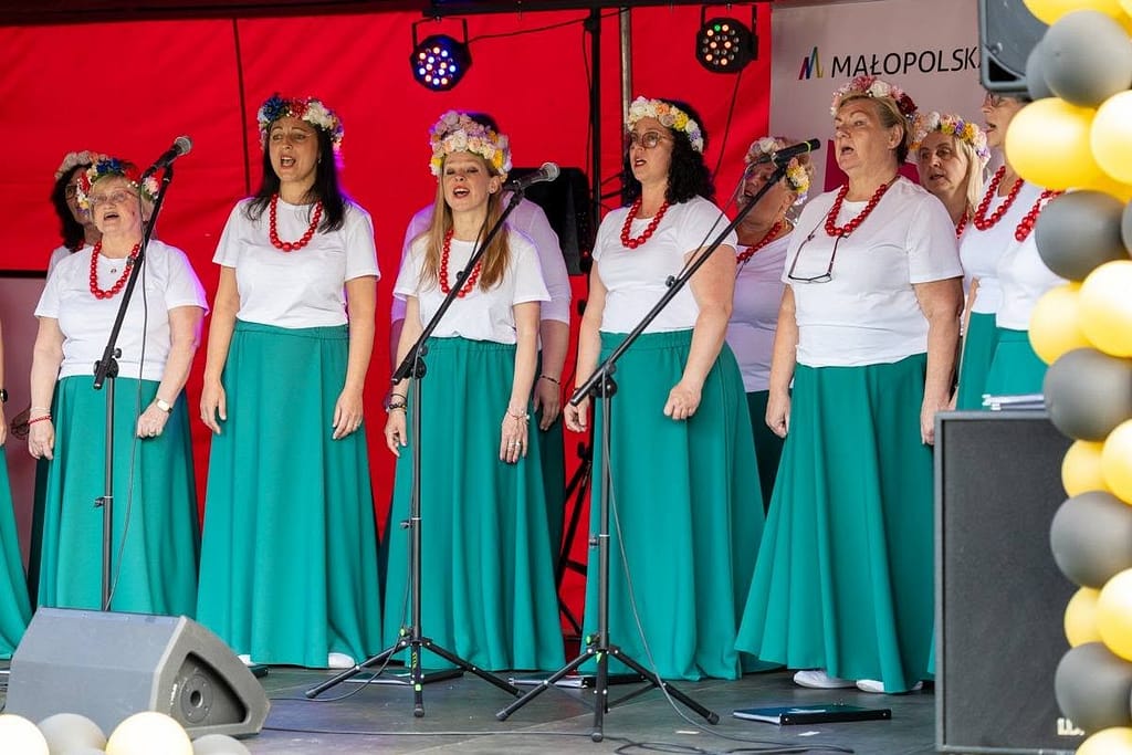 chór Enigma podczas występu na festynie w Troksie