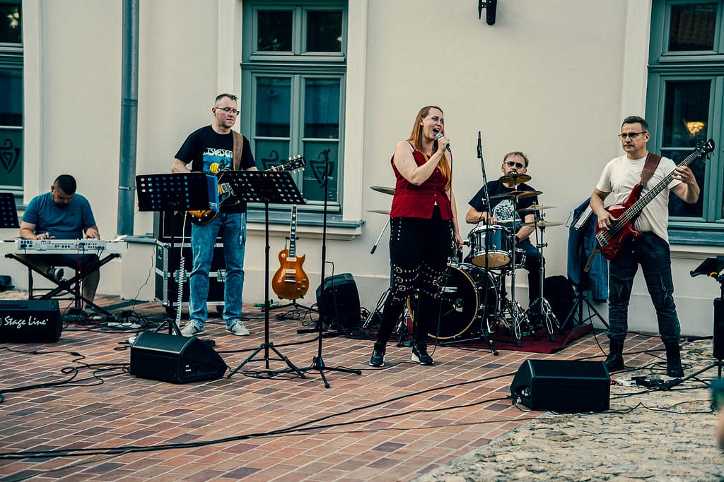 zespoł Strych działający przy Domu Kultury papiernik w Kluczach podczas występu na dziedzińcu Starostwa Powiatowego w Olkuszu