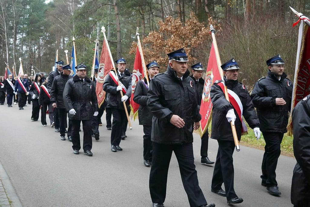 przemarsz delegacji na cmentarz w Bydlinie