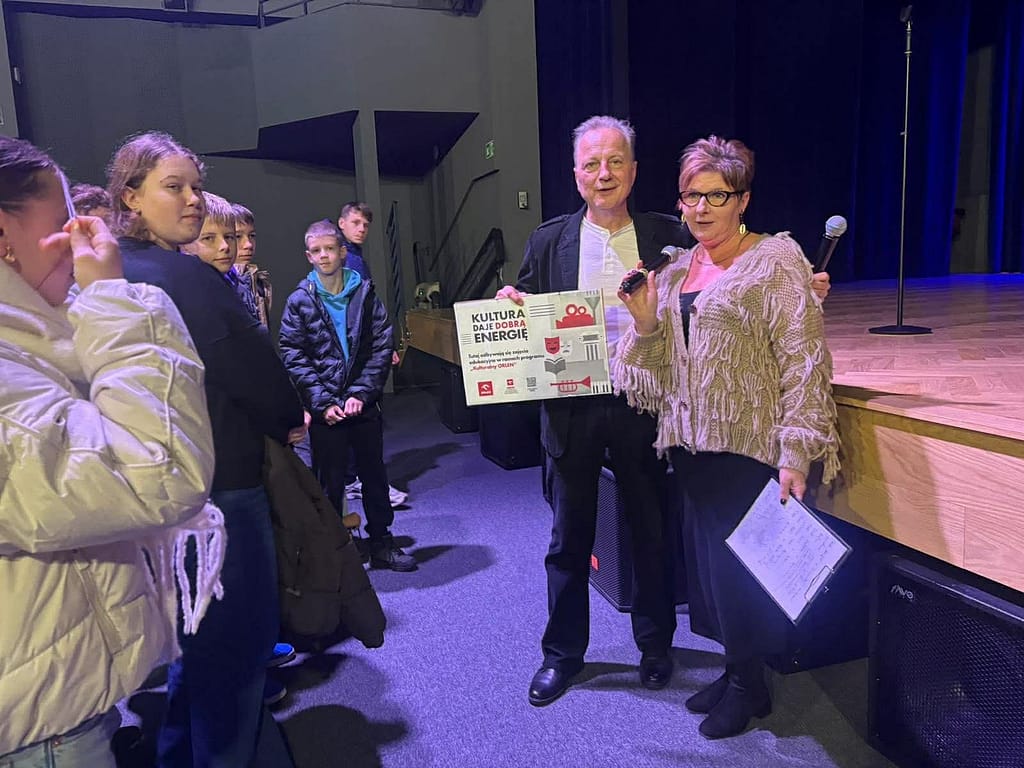 Pani dyrektor Ramona i aktor Darek Niebudek wraz z uczniami SP Klucze