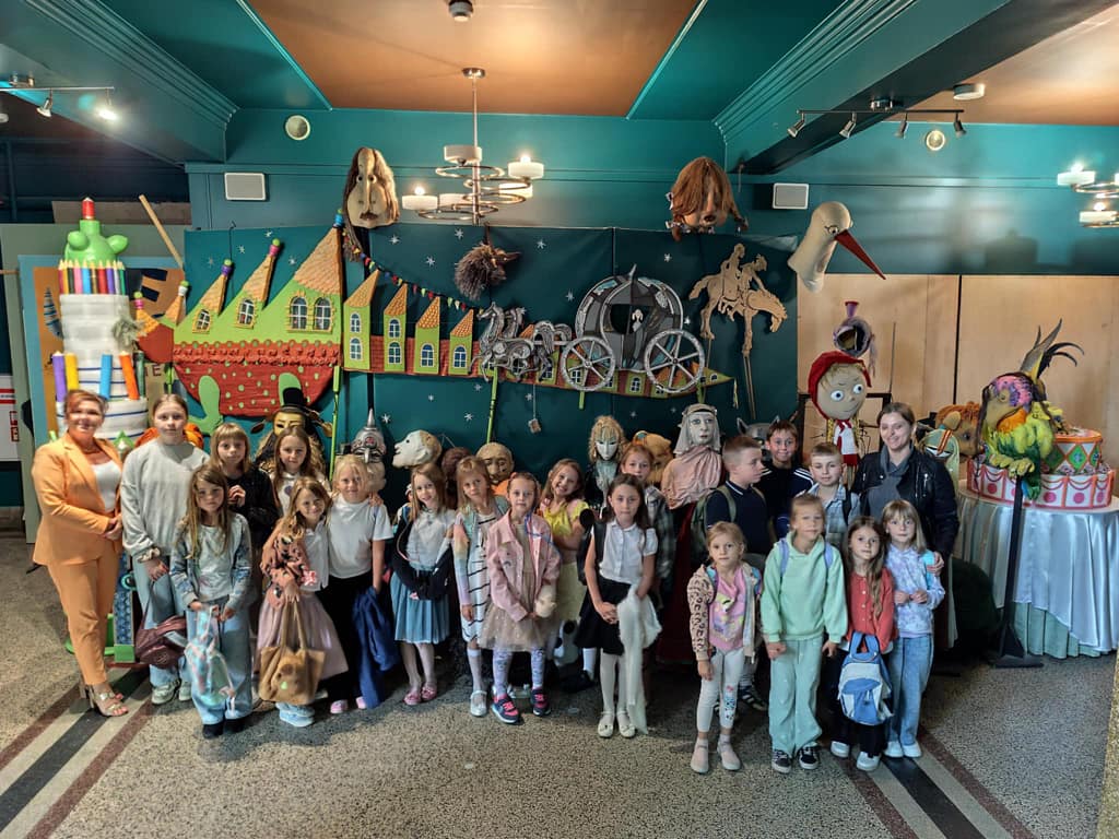 grupa dzieci na spektaklu