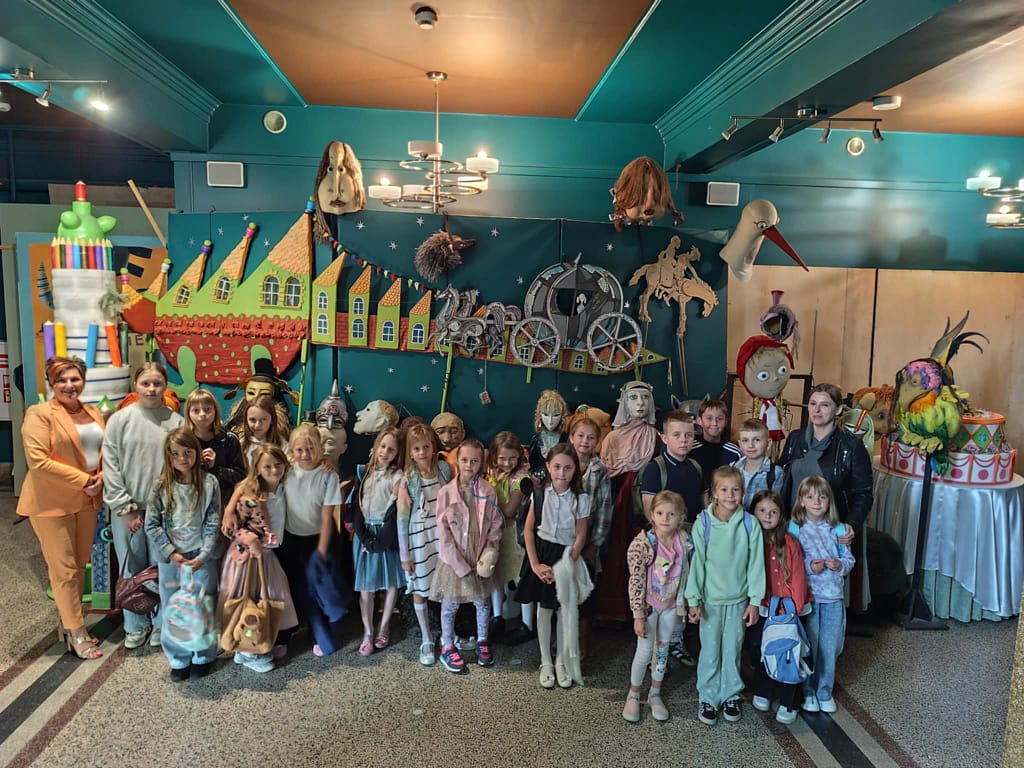 grupa dzieci na spektaklu