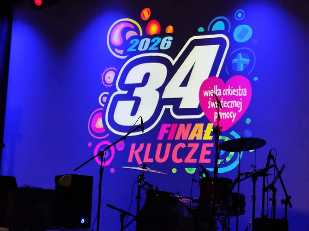 scena w domu kultury z logiem WOŚP