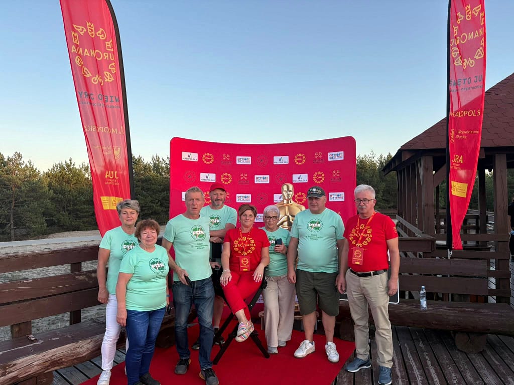 osoby robiące sobie zdjęcie w ramce Juromanii