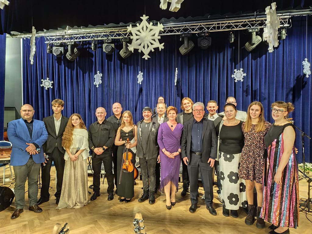 artyści na scenie z zaproszonymi gośćmi