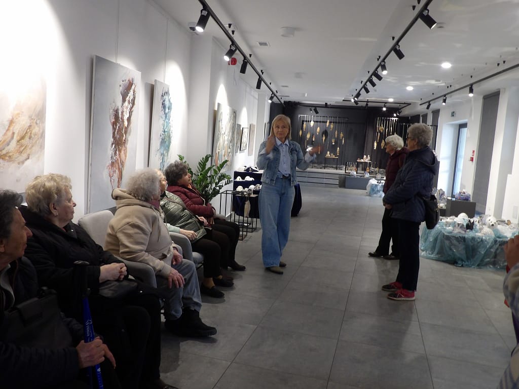 uczestnicy Dziennego domu pomocy Złota Jesień w Kluczach oglądający wystawę prac malarskich i ceramicznych