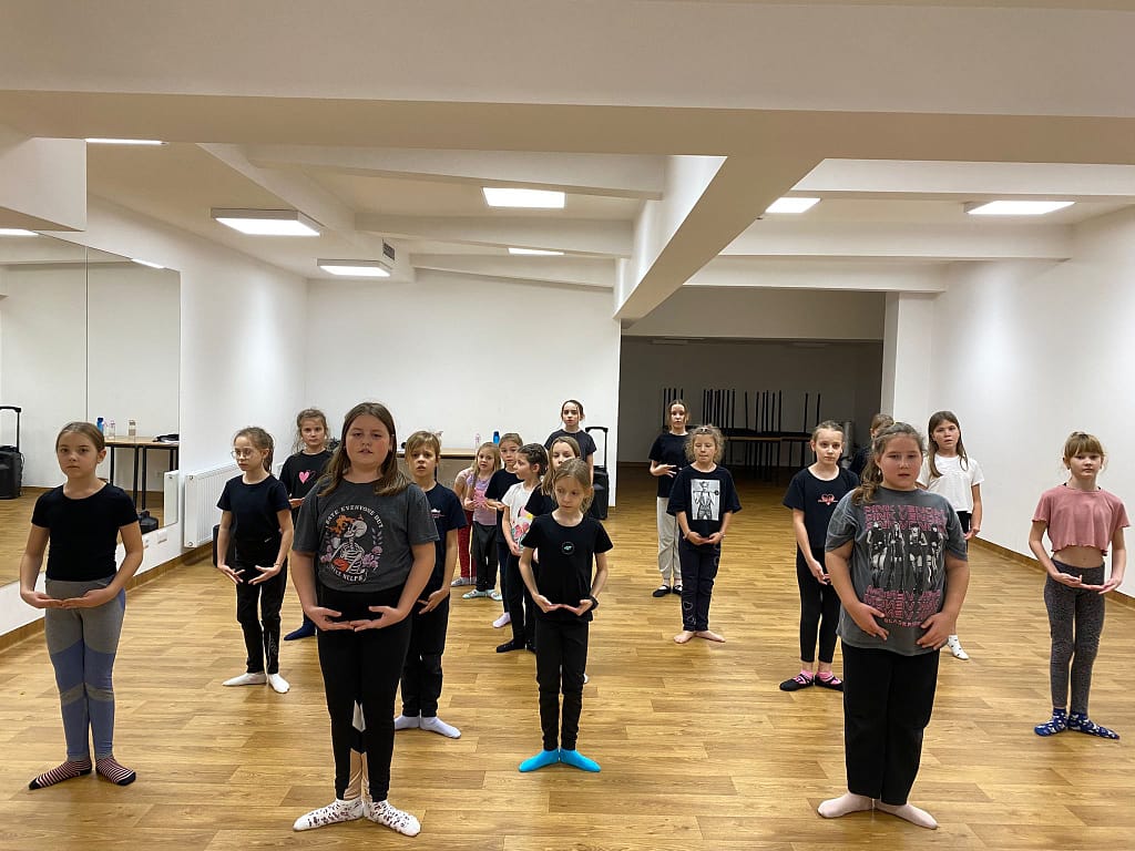 grupa dzieci na zajęciach tanecznych