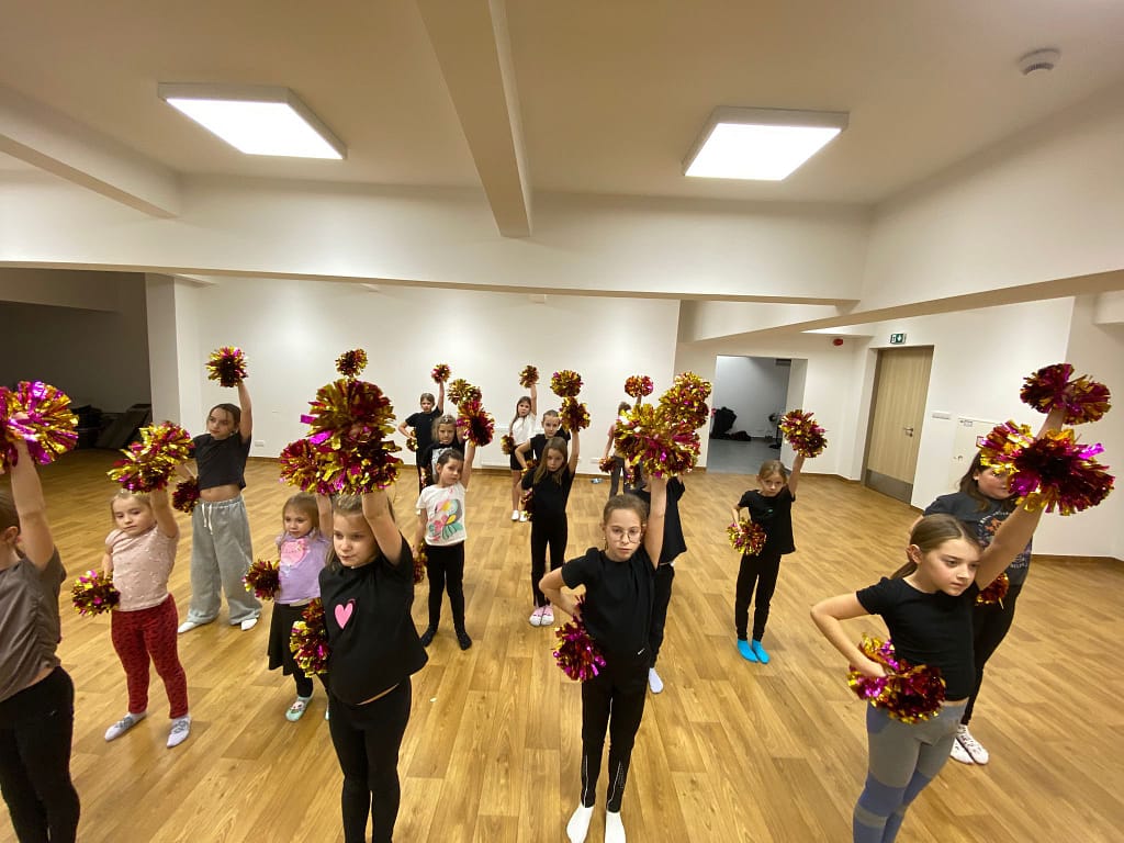 grupa dzieci na zajęciach tanecznych