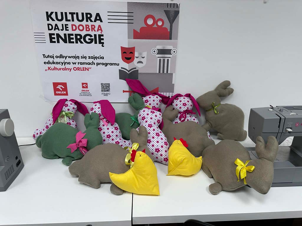 maskotki uszyte przez uczestników zajęć pracowni krawieckiej