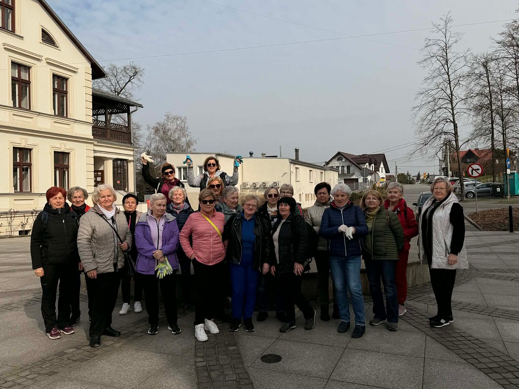 uczestnicy KUTW podczas sprzątania Gminy Klucze