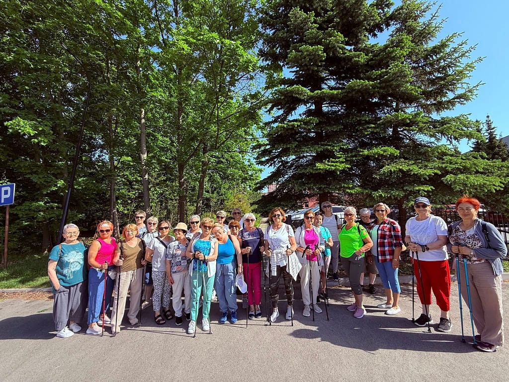 Uczestnicy Kluczewskiego Uniwersytetu Trzeciego wieku przed marszem nordic walking do Jaroszowca