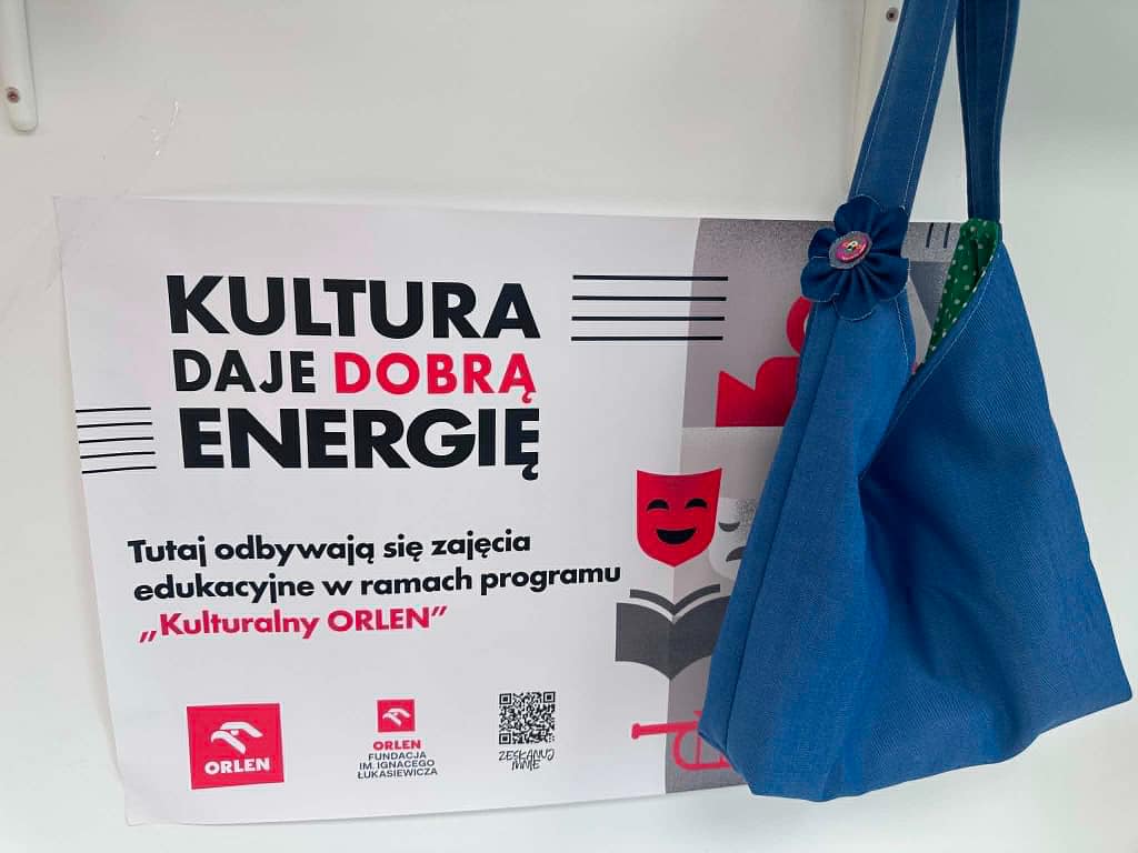 prace wykonane przez uczestników podczas warsztatów krawieckich przedstawiające uszyte torebkę damską