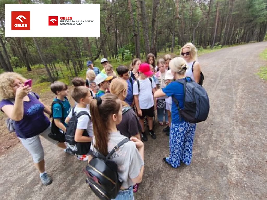 uczestnicy rajdu pieszego spod SP Klucze na Różę Wiatrów w Kluczach