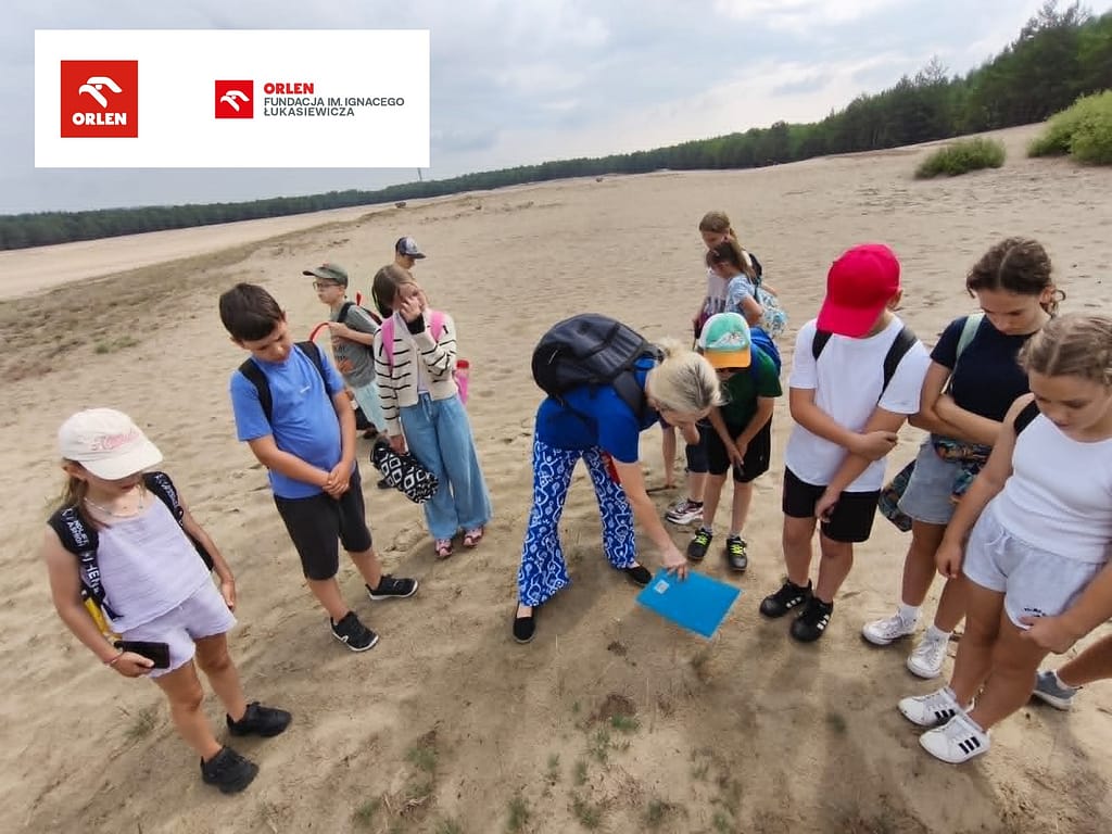 uczestnicy na nowo otwartym placu zabaw na Róży Wiatrów w Kluczach