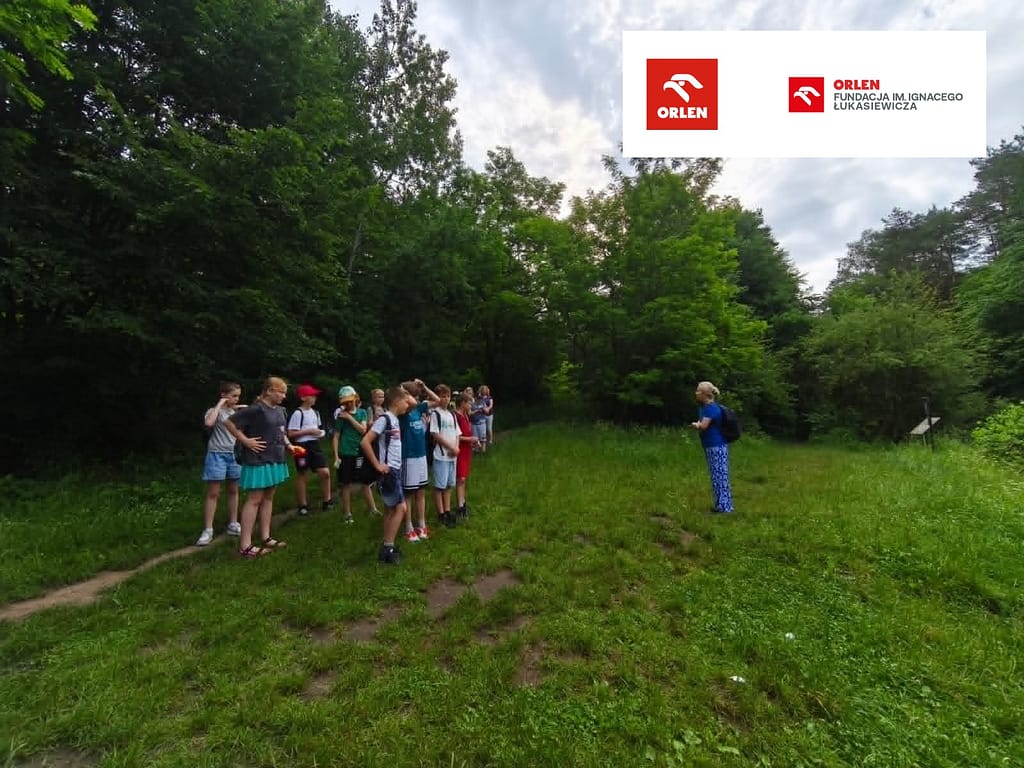 uczestnicy rajdu pieszego spod SP Klucze na Różę Wiatrów w Kluczach