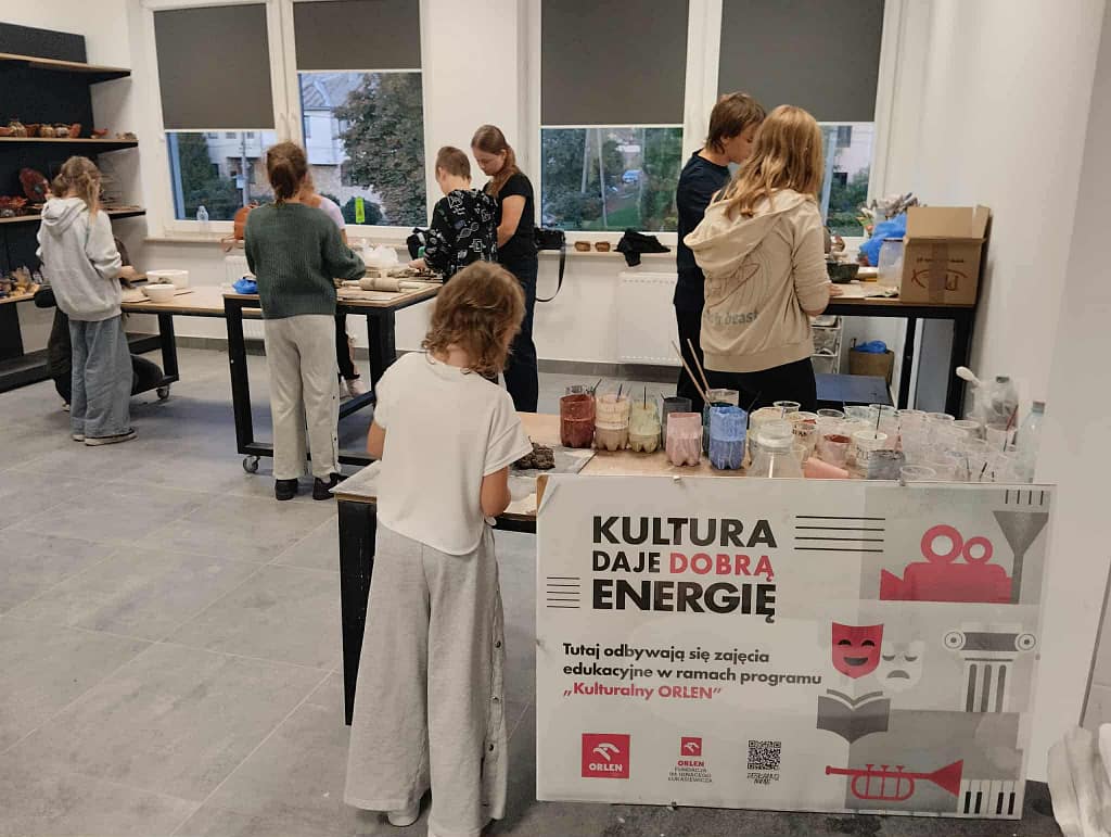 młodzież wykonująca zadania z ceramiki