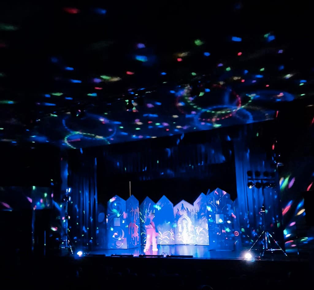 kolorowe wnętrze domu kultury