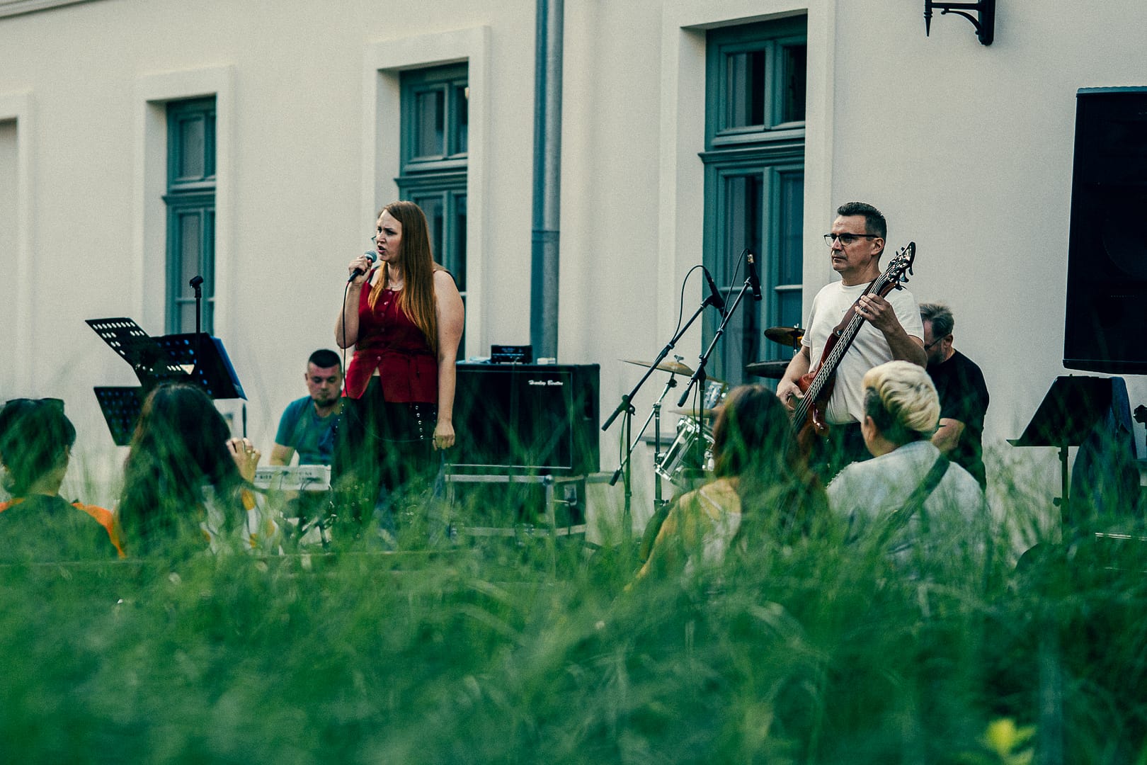 zespoł Strych działający przy Domu Kultury papiernik w Kluczach podczas występu na dziedzińcu Starostwa Powiatowego w Olkuszu