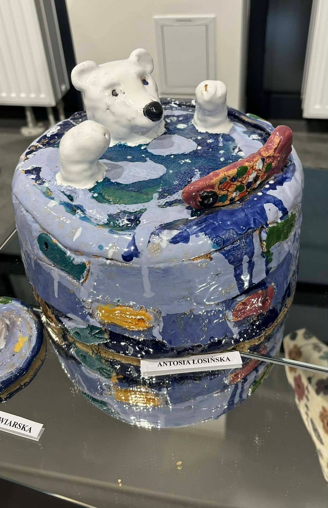 praca dzieci uczęszczających na ceramikę przedstawiająca misia polarnego