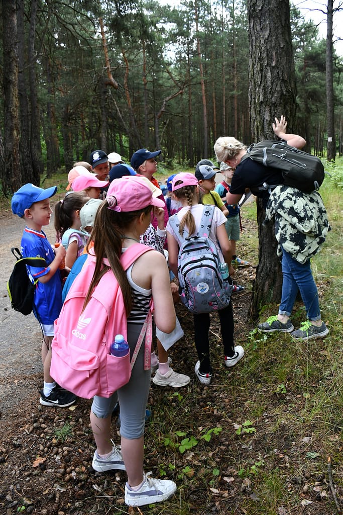 dzieci z wychowawcą