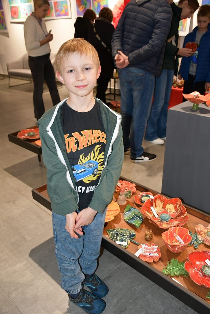 dziecko przy wystawie prac ceramicznych