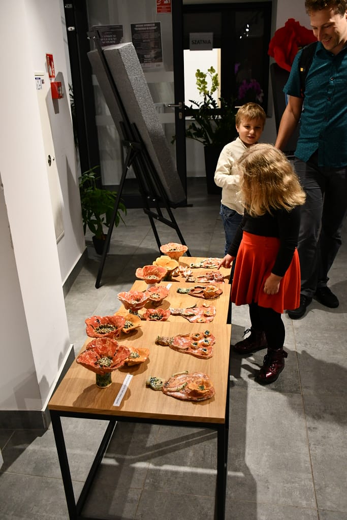 dziecko przy wystawie prac ceramicznych