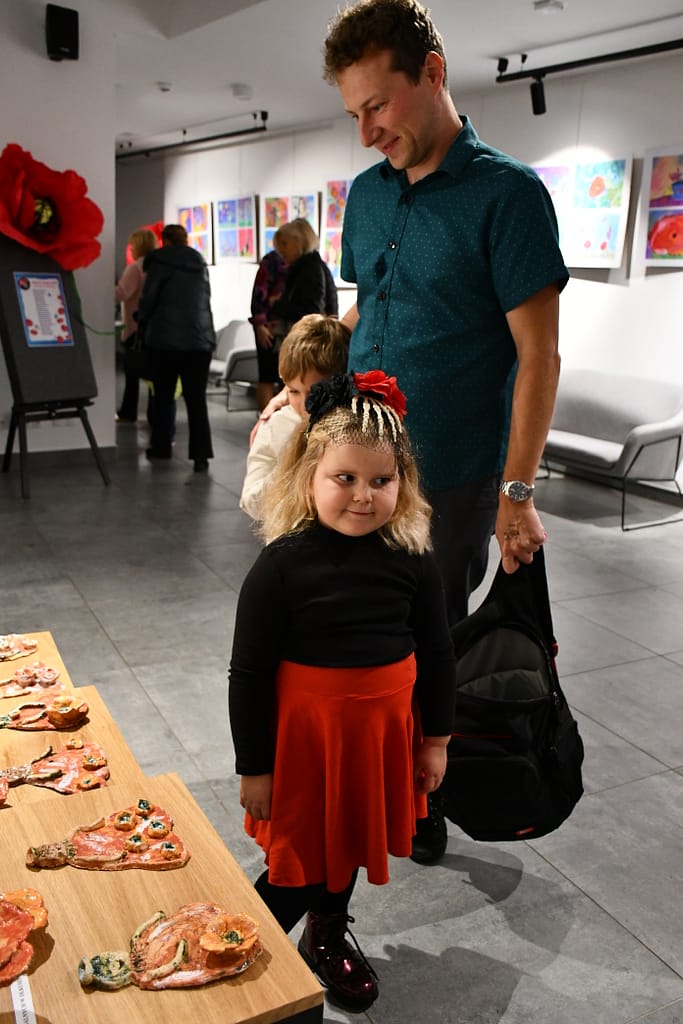 dziecko przy wystawie prac ceramicznych