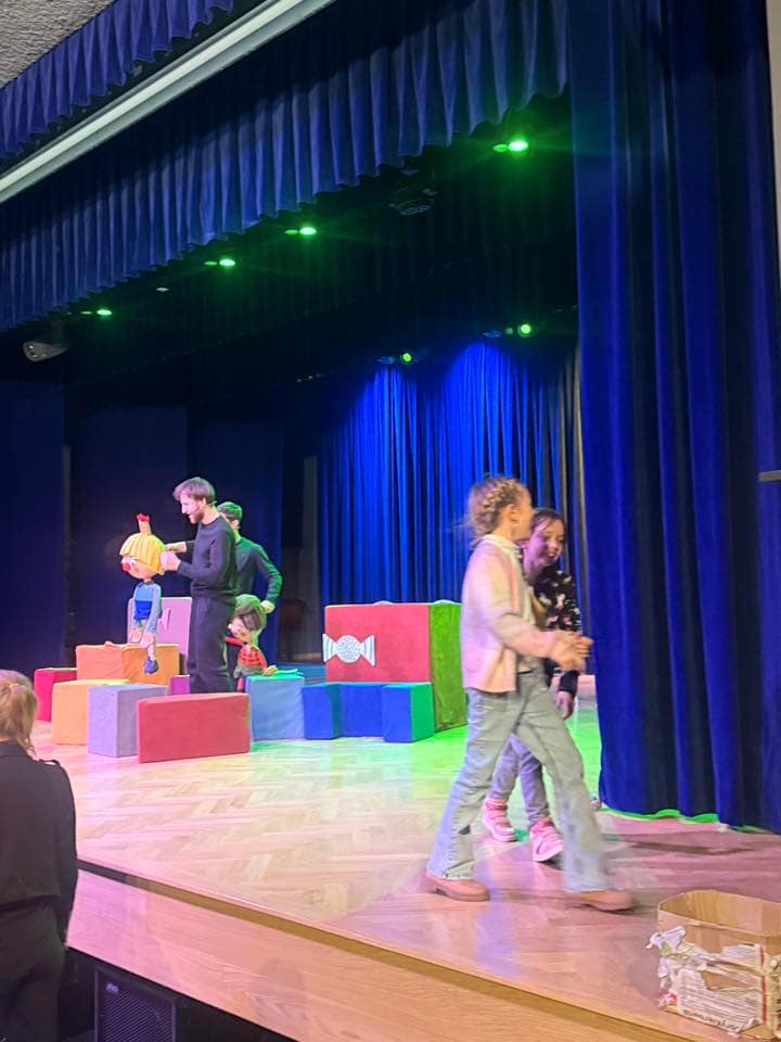 aktorzy teatru lalkowego na scenie