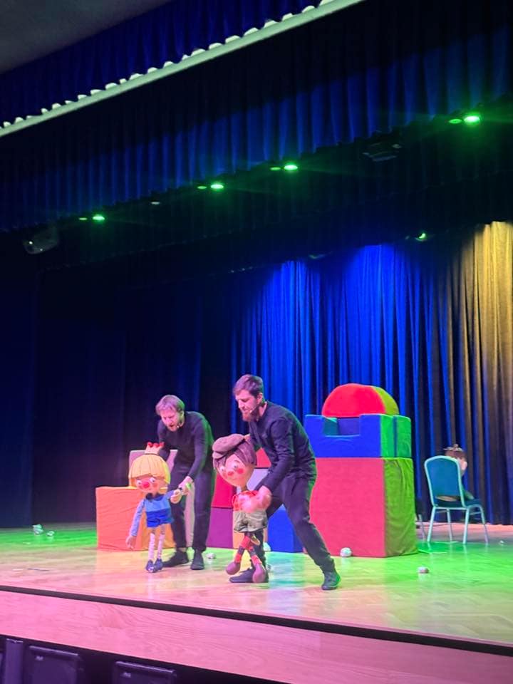 aktorzy teatru lalkowego na scenie