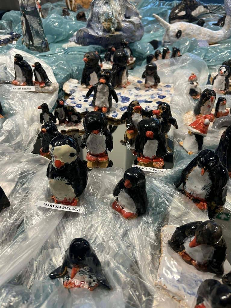praca dzieci uczęszczających na ceramikę przedstawiająca pingwiny