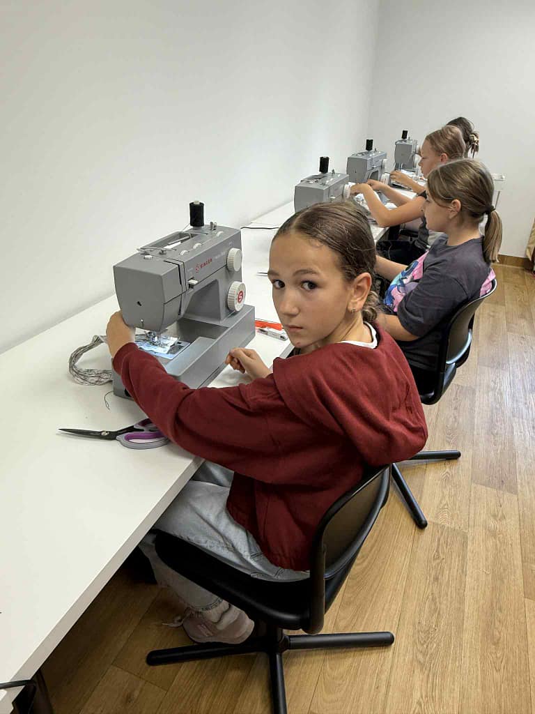 dziewczynki szyjące na maszynie