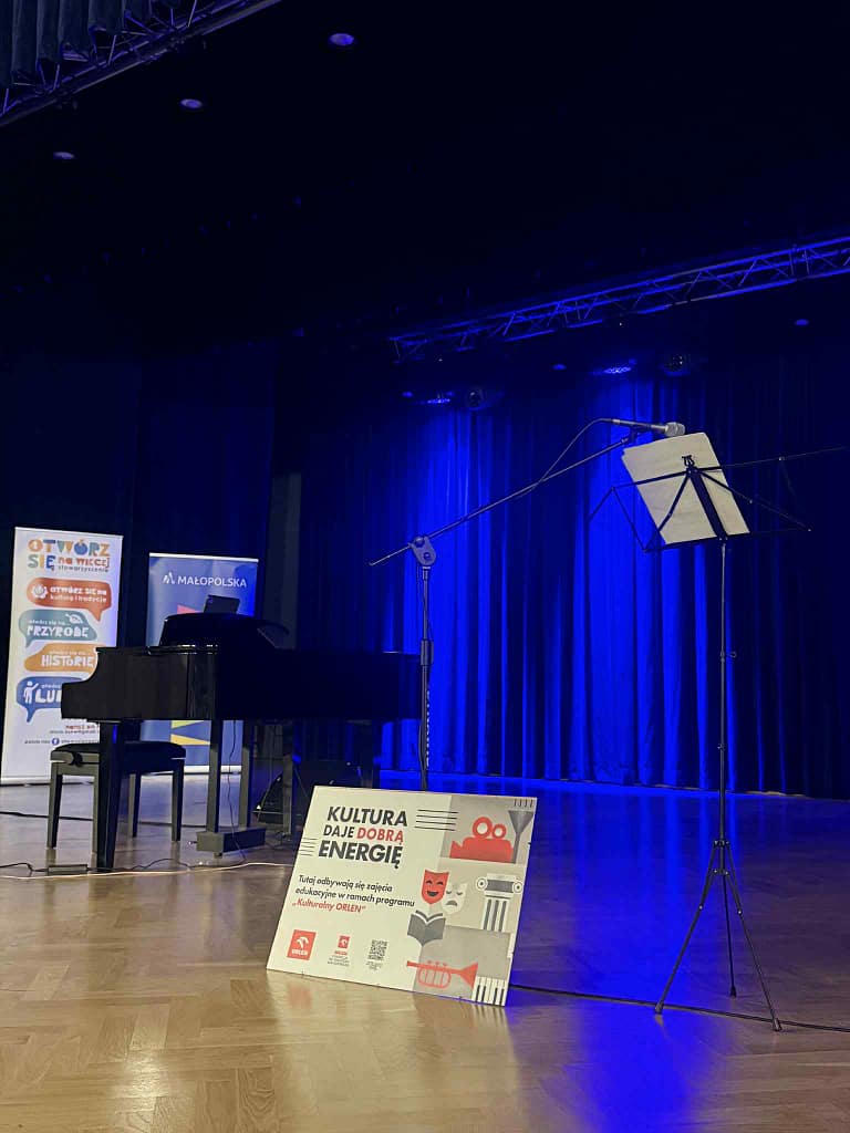scena DK Papiernik z logo Fundacji Orlen