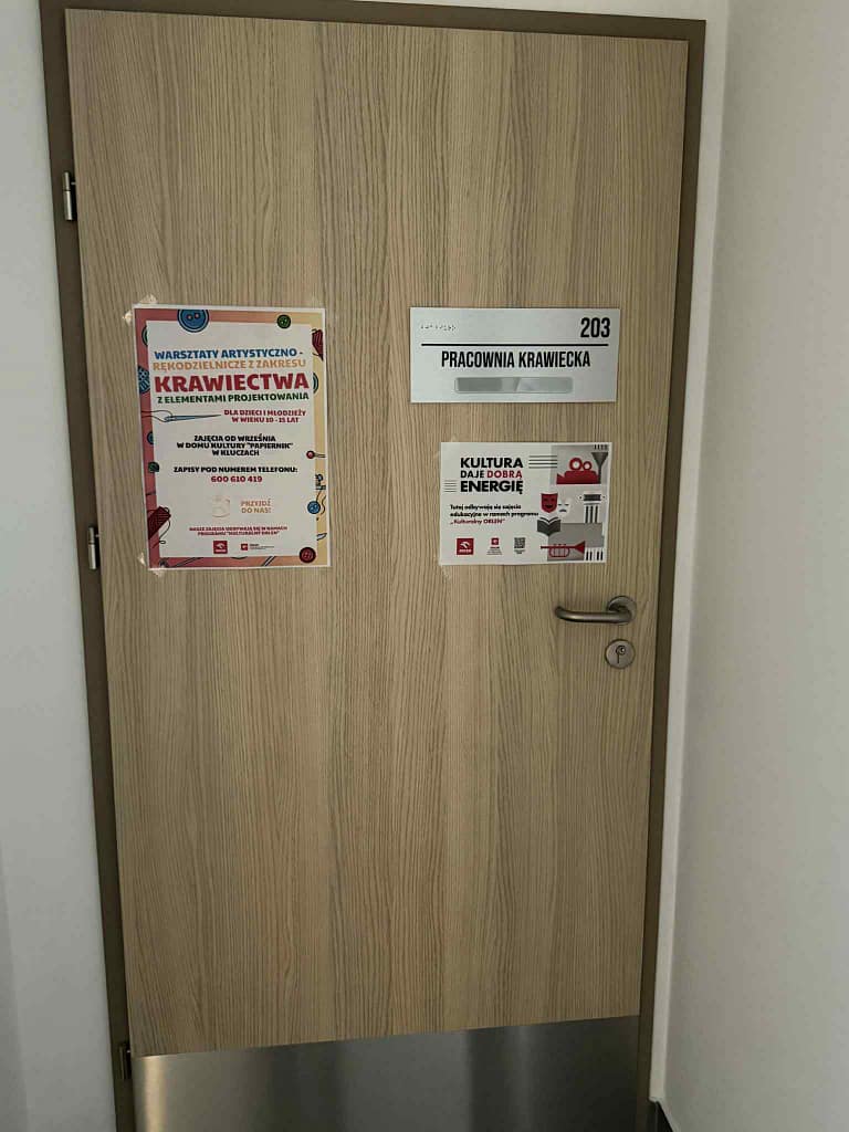drzwi wejściowe do pracowni krawieckiej