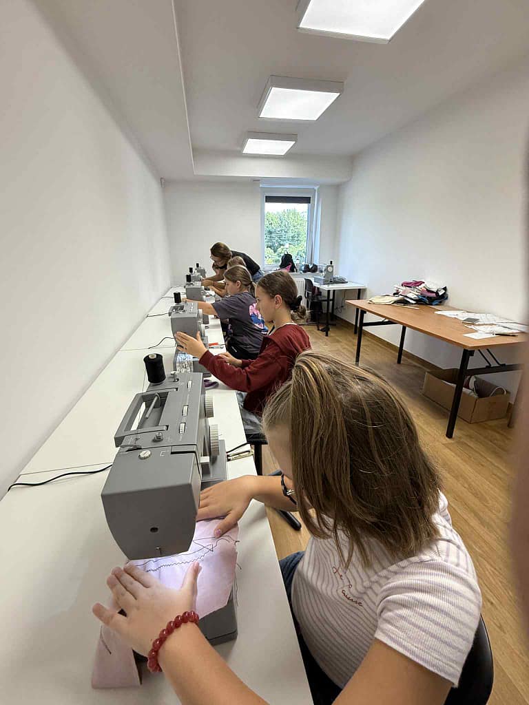 uczestnicy pracowni krawieckiej