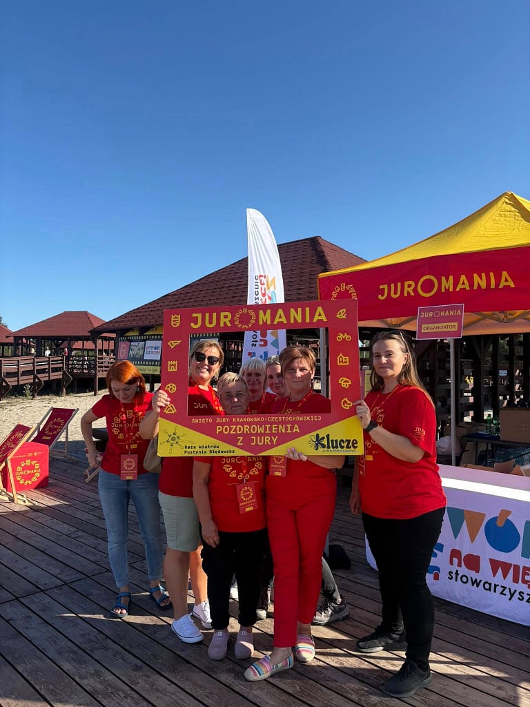 osoby robiące sobie zdjęcie w ramce Juromanii