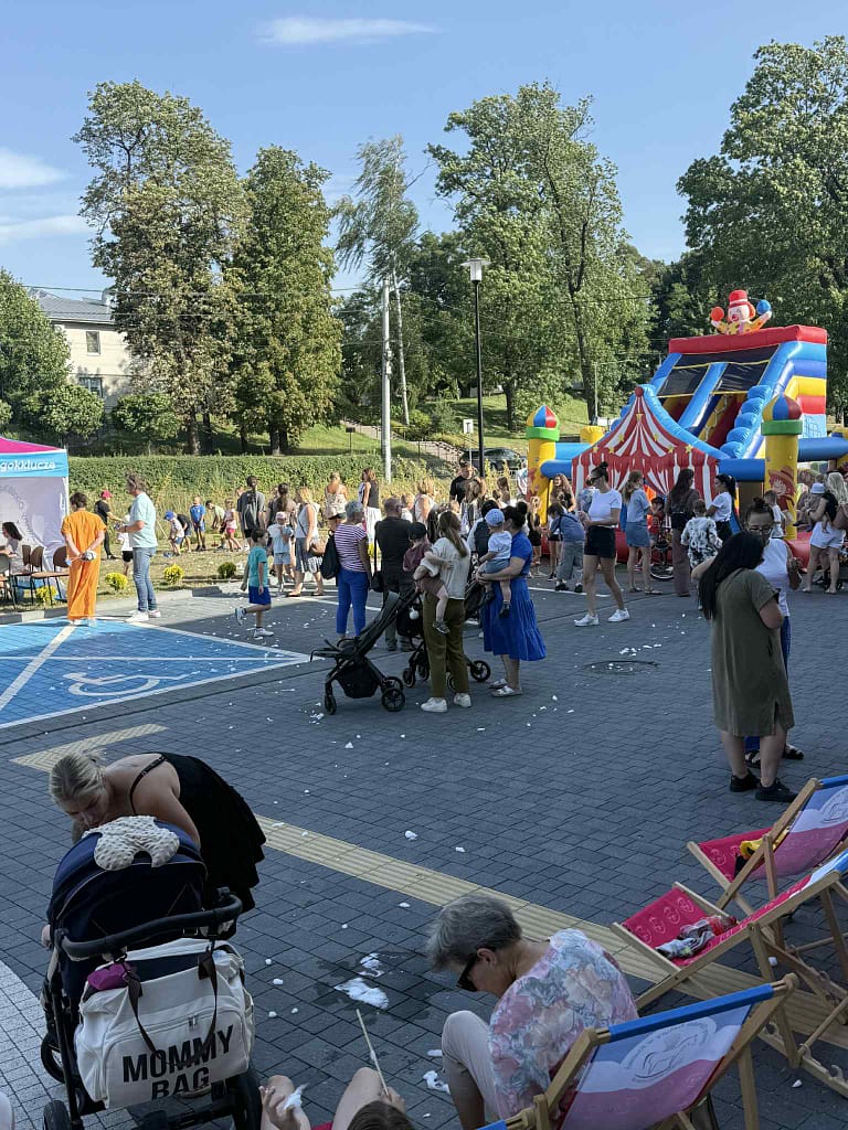 zabawa przed domem kultury