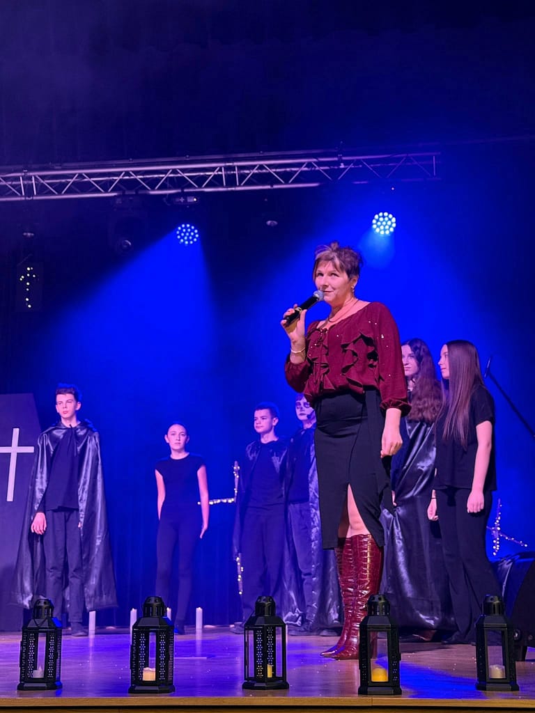 artyści na scenie podczas spektaklu Dziady cz. II wraz z Panią dyrektor Domu Kultury