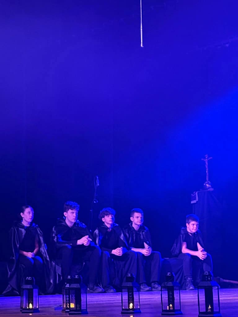 artyści na scenie podczas spektaklu Dziady cz. II