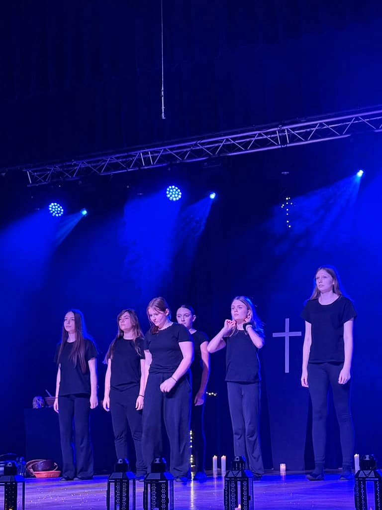 artyści na scenie podczas spektaklu Dziady cz. II