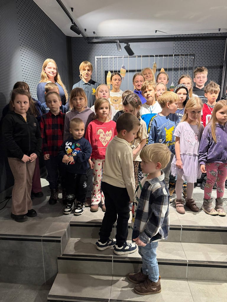 wszystkie dzieci na zdjęciu